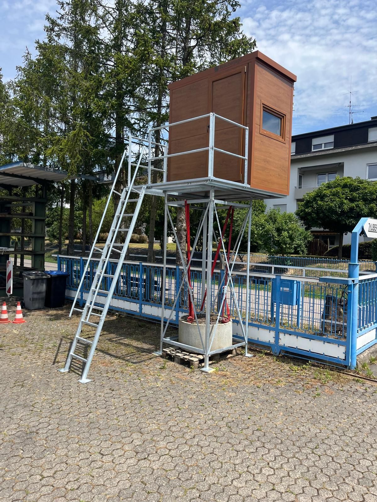 Kanzel in Holzoptik auf verzinktem 3-m-Standardgestell mit Podest, Geländer und Leiter