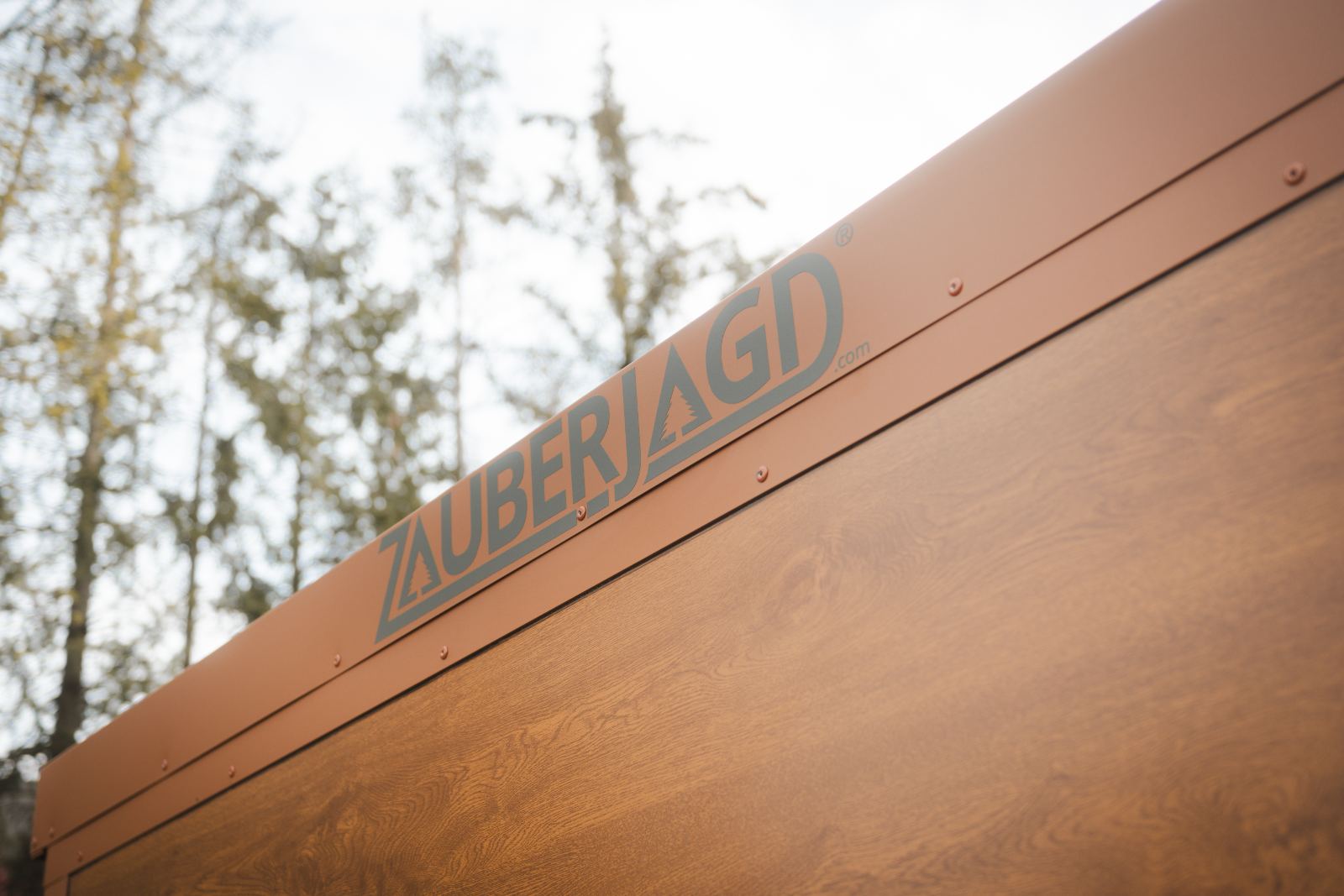Zauberjagd Schriftzug auf der Dachkante einer Kanzel
